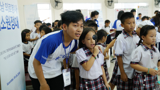 효성 미소원정대가 지난 22일 베트남 롱토 지역에서 지역주민들에게 무료진료봉사를 하고있다. <효성 제공>